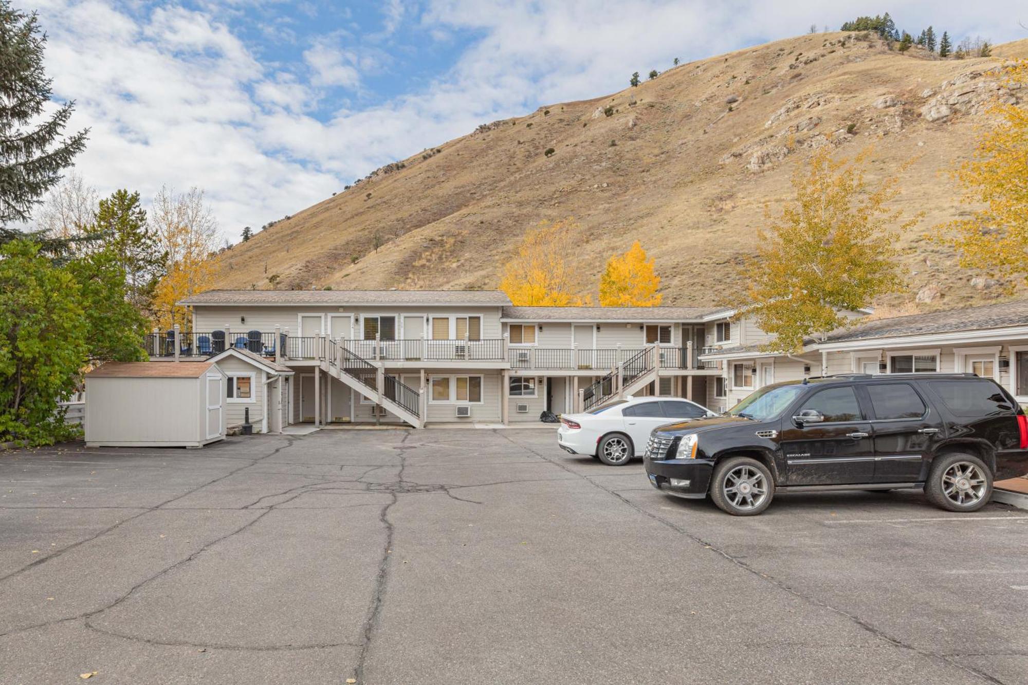 Miller Park Lodge *
